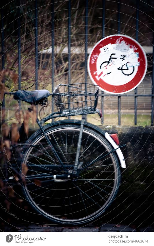 Parking. So are the cyclists... Parking your bike Wheel Means of transport Movement Cycling Transport Mobility Bicycle Leisure and hobbies