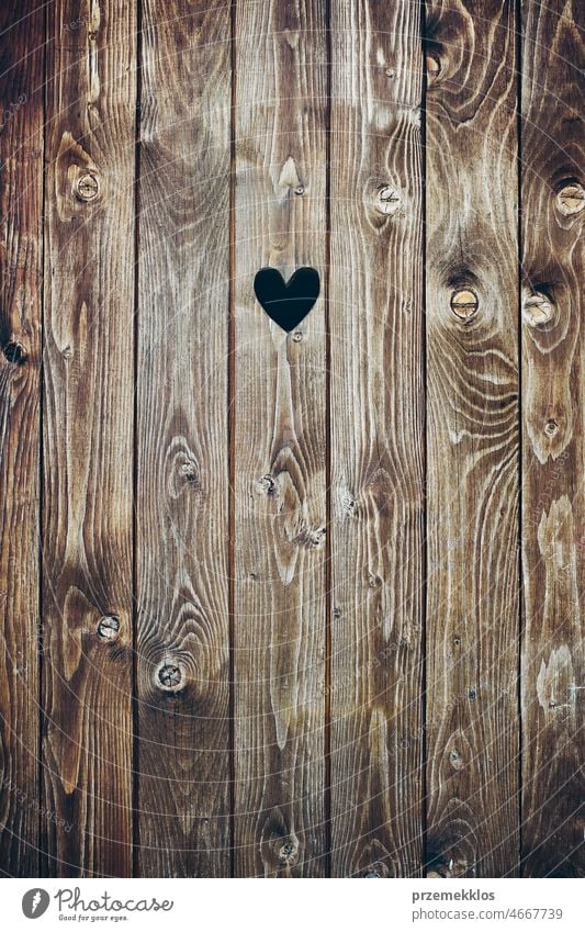 Hình trái tim uốn lượn trên tấm gỗ đầy đặn sẽ khiến bạn cảm thấy ngọt ngào và lãng mạn. Nếu bạn là một người yêu thích tình yêu và muốn gia tăng khoảnh khắc ngọt ngào trong cuộc sống, hãy nhấp chuột để xem hình ảnh này.