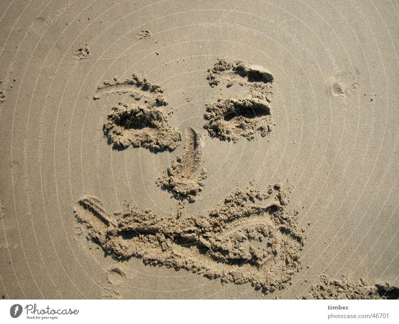 Face 2 Beach Grinning Grain Tongue Stick out Laughter Sand Painting (action, work) Feet Eyes Mouth Nose Dig Sand painting