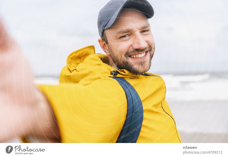 cheerful bearded young man solo traveler taking selfie at the beach - Adventure wanderlust concept on the beach happy portrait smile person hipster