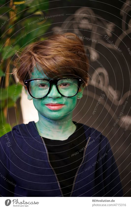 Child dressed as Professor Hulk Green cladding Carnival Carnival costume Costume Make-up Face Boy (child) carnival Eyeglasses nerd Nerdy hulk superhero Comic