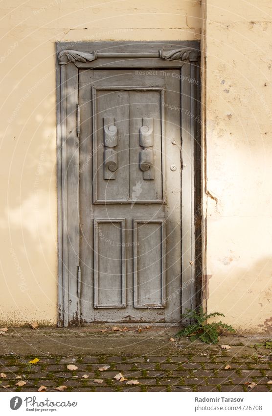 old wooden door vintage architecture entrance front decoration entry background home brown exterior house security design building metal handle texture closed