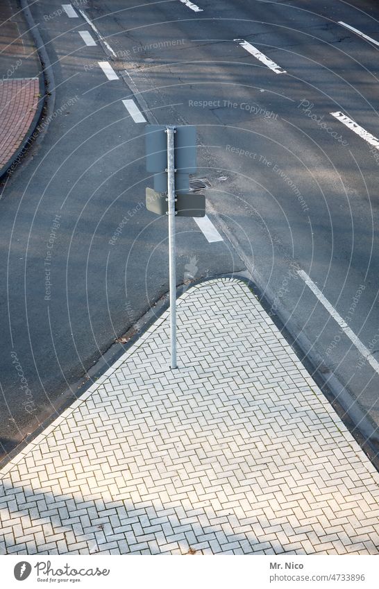 Traffic island Lane markings Road sign Traffic infrastructure Asphalt Street refuge Urban traffic regulations Road traffic traffic guidance Lanes & trails