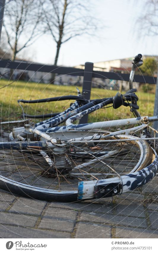 Bicycle vandalism Town Criminality Safety Vandalism Broken broken Theft Destruction Spokes corrupted means of transport Damage Exterior shot Transport Insurance
