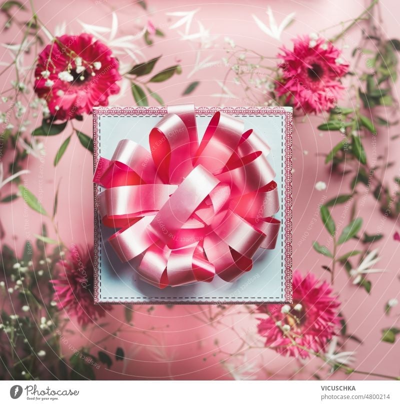 Gift box with pink ribbon on floral background with pink and white flowers gift box celebrating greeting beautiful present top view birthday birthday present