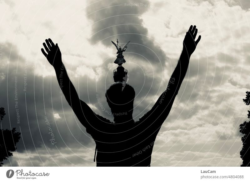 [hansa BER 2022] Angel over Bengel Goldelse victory statue Victory column Dark Black somber Eerie eerie atmosphere Black & white photo Monochrome Sky Clouds