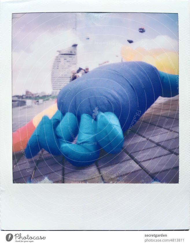 [UrbanNature HB] Inflated crab Shrimp Air Architecture High-rise Bremerhaven Dragon Sky Clouds Blue Colour photo Polaroid Frame Analog blurred Flying