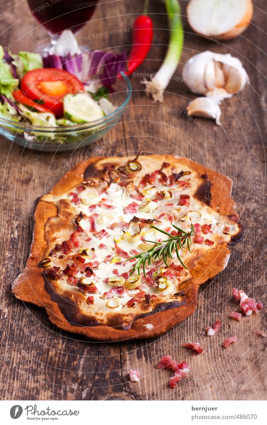 French pizza Food Vegetable Lettuce Salad Dough Baked goods Wine Bowl Cheap Good tarte flambée Alsace Wooden board Bacon Rosemary sour cream Tomato Red wine