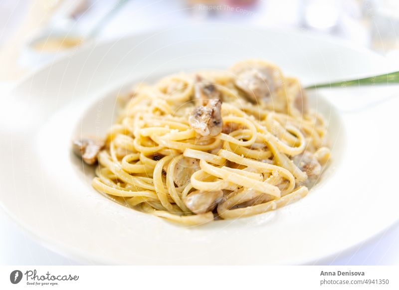 Un ripiano organizzato per dispensa con vari tipi di pasta e farina in  contenitori di plastica Foto stock - Alamy