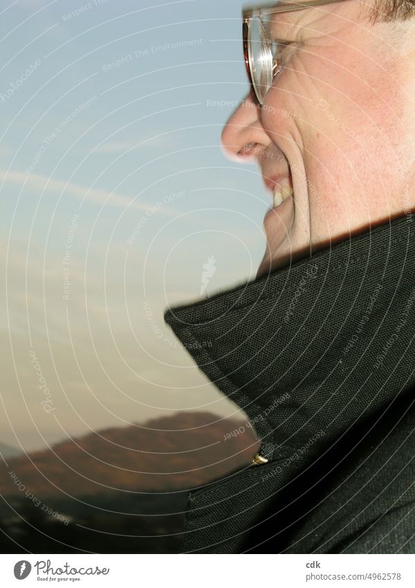 Menschsein | Leben, Lieben, Lachen. Person Mann Porträt Profil Gesicht Ausdruck Ausschnitt Kragen Jacke Brille lächeln Mimik Augen Nase Mund fröhlich glücklich