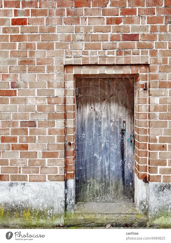 The first one has to open the door, otherwise the last one can't close it. Wood Gray Old Wall (barrier) brick Red reveal door handle locked Door lintel