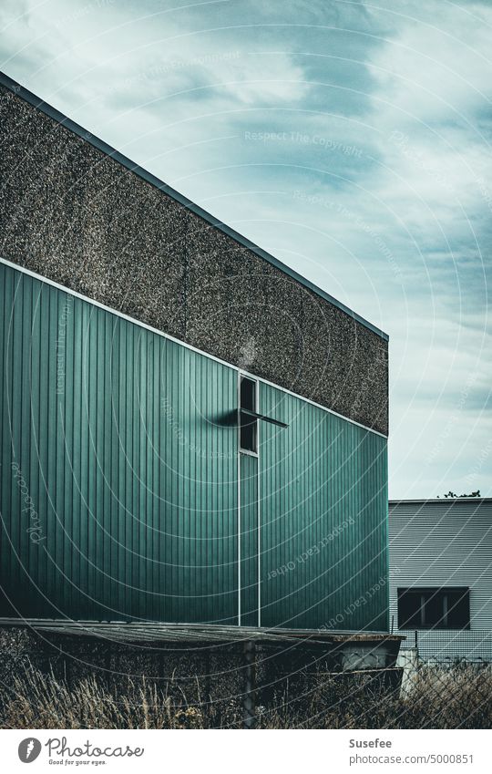 Waschbeton Fassade eines Fabrikgebäudes mit einem offenen Fenster Architektur Gebäude Industrie Himmel urban Glas Haus Linien alt