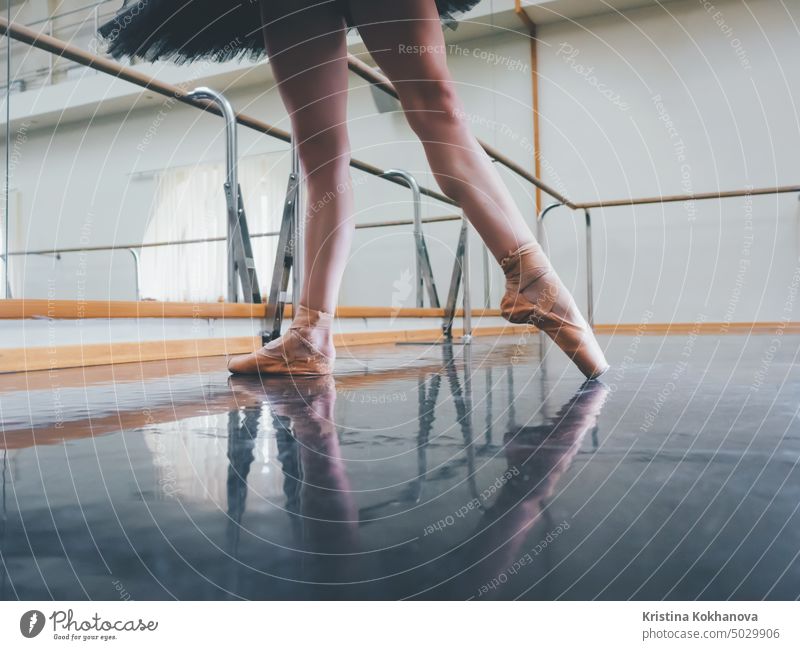 Ladies Ballet Shoes – Barre & Pointe