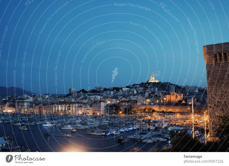 Sicht auf Notre Dame de la Garde und Vieux Port vom Fort Saint-Jean aus Marseille Historische Stadt Altstadt mittelmeer Südfrankreich Provence Massilia Hafen