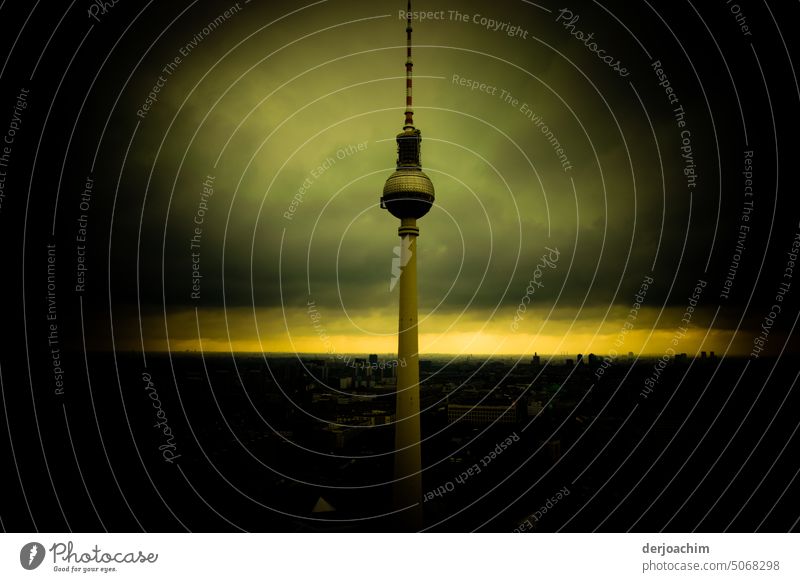 Berliner Spargel bei  ganz schlechtem Wetter. fernsehturm berlin city tower urban skyline Downtown Architecture Downtown Berlin Skyline City Town