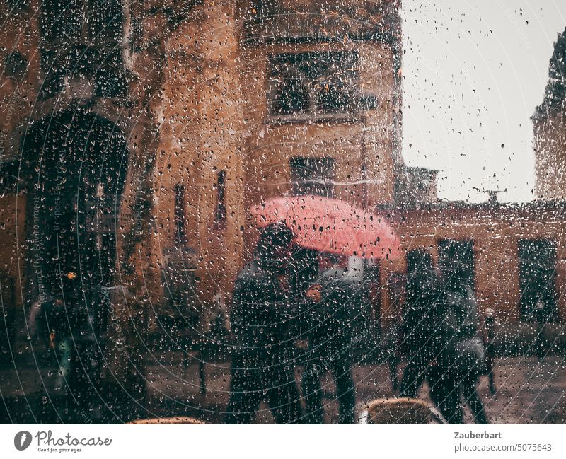 Blick aus einem Bistro in den Regen, Regenschirm und Passanten, Hausfassaden in rot-braun Straße Straßenszene Paris Stadt Fassade Fußgänger beobachten Folie