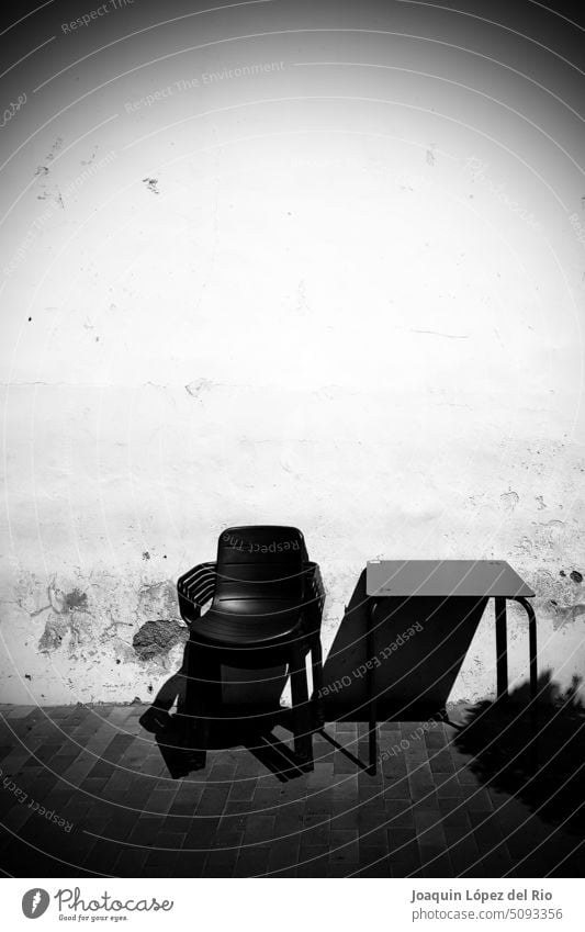 Sillas solitarias en una calle vacía silla mesa Pavimentación de calles peeled fachada antiguo oscuro