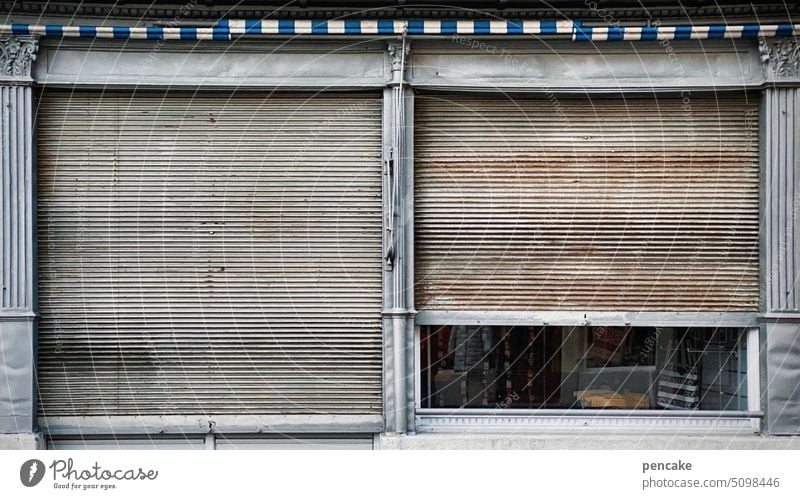 alter laden | 1900 Schaufenster Rolladen geschlossen Gebäude Fassade Fenster historisch Stadt urban Architektur Verfall einkaufen Geschäft Insolvenz Laden
