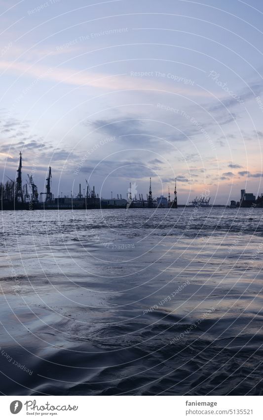 Sanfte Wellen im Industriehafen Hamburg Hafen Hafenstadt Abendrot Wolken Rosa Kräne Hamburger Hafen