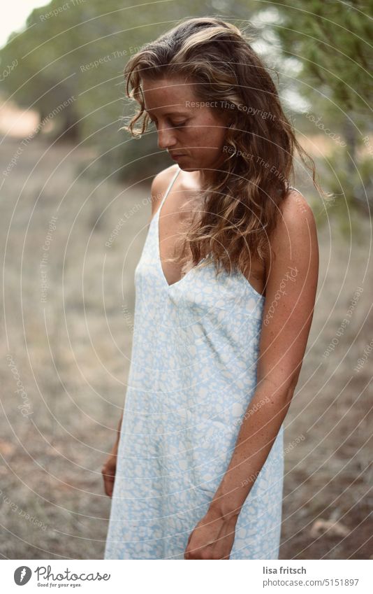 THOUGHTFUL - WOMAN - LONG HAIR Woman Blonde Brunette Long-haired Dress Summer Summer vacation Feminine Nature in the country Meditative Refrain timid Day Adults