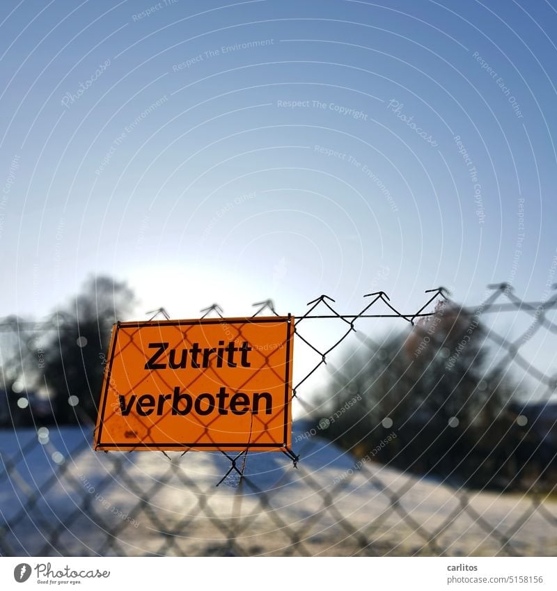 No trespassing | Violence is not a solution sign interdiction Admission forbidden Fence Barred Prohibition sign Warning sign Characters Warning label Clue Bans
