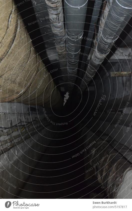 Underground - underground Subsoil Conduit Sewer Shaft Dark Deserted Tunnel Shadow Architecture Symmetry Silhouette Passage Tunnel vision Lighting Lanes & trails