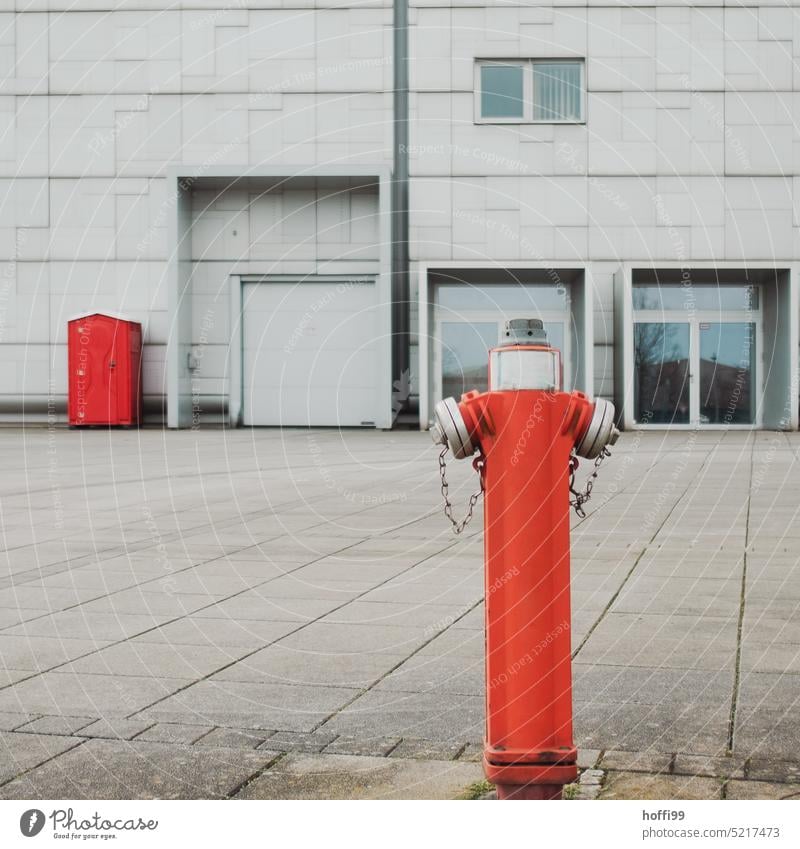 Hydrant and red mobile toilet in front of gray wall Hydrate mobile toilets toilet house notdurft Toilet Public restroom Mobile LAVATORY White john Sanitary