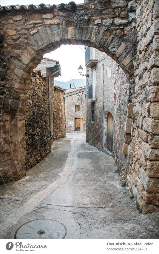 Alley with archway and houses in background Wall (barrier) Archway Spain Village Old Exterior shot House (Residential Structure) Old town Wall (building)