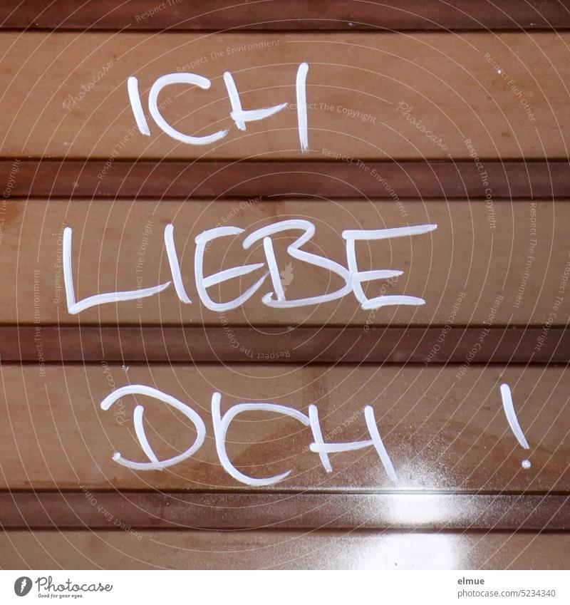 I LOVE YOU ! is written in white letters on a brown roll-up door I love you token of love With love Garage door Daub Greetings Declaration of love