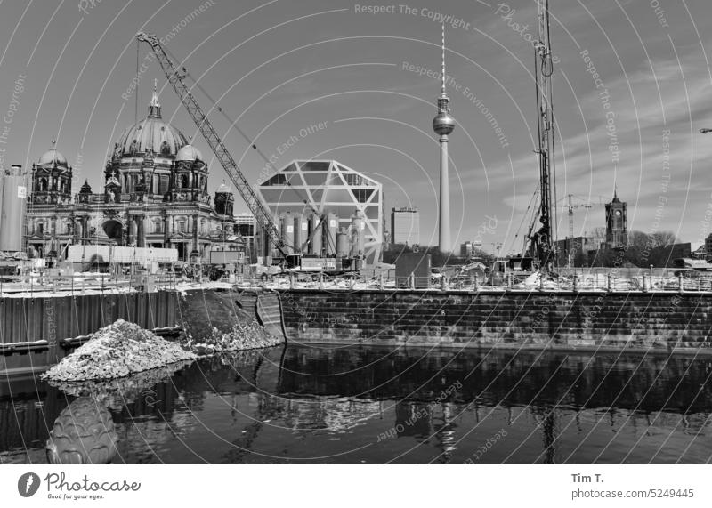 Baustelle Stadtschloß 2013 Berlin Fernsehturm s/w rathaus Spree Capital city Downtown Town Architecture Germany Downtown Berlin Exterior shot City Day Dome