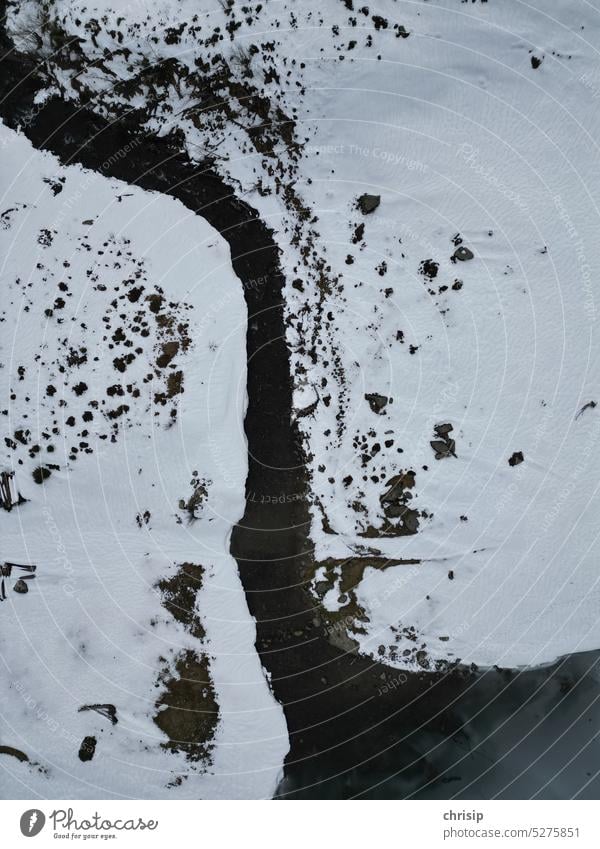 winterliche Bachmündung Winter bachlauf schnee kalt Wasser Eis Drohnenaufnahme luftaufnahme menschenleer Felsen