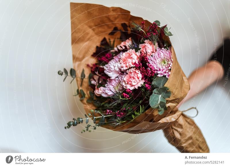 Free Photo  Pink roses bouquet wrapped in brown paper and