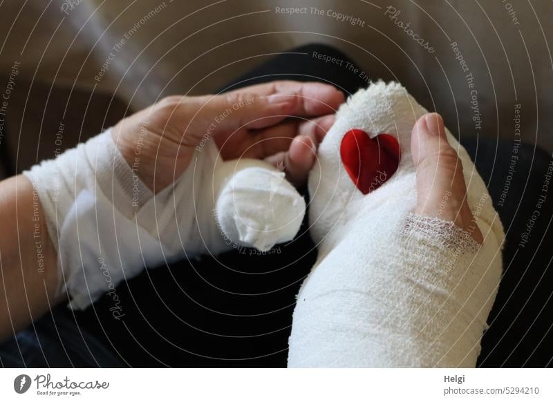 Mainfux-UT | joined hands with red heart Hand Bandage Gypsum rail interconnected misfortune Accident violation mishap Fingers Thumb Heart Pain Illness Broken