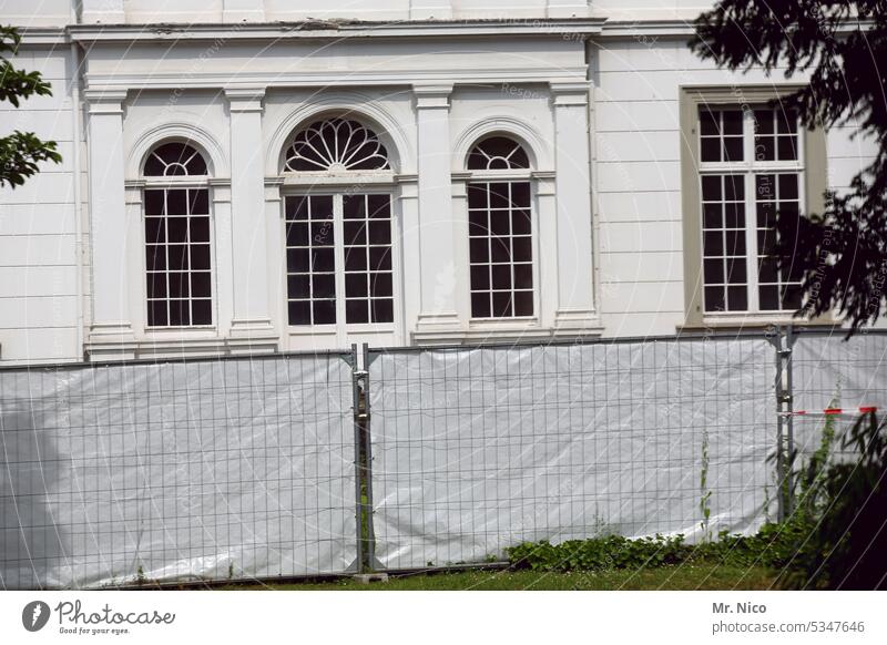 the White House Building The White House Historic manor house Architecture House (Residential Structure) Facade Window Manmade structures Fence Privacy Fence