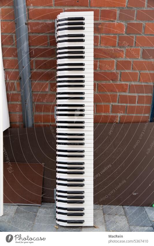 Keyboard from a music instructor Piano keyboard Music Musical Instrumentm hammond organ Bulk rubbish broken Broken Keyboard instrument