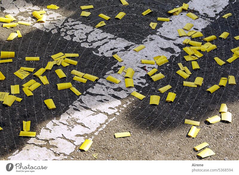 not hit the jackpot Game of chance Gray waste Stud unlucky loose Yellow Paper Happy Lottery Trash Road marking Line Street Pavement paving White Stripe