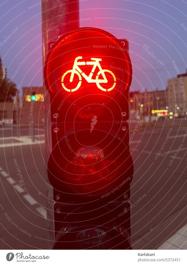 Roteln or riding a bike at a red light Bicycle Cycling Means of transport Transport Traffic light red traffic light Road traffic Town Street