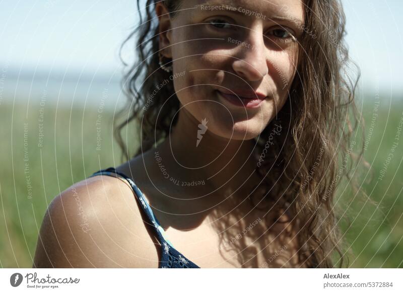 direct portrait of young beautiful brunette woman by the sea warm Summery Beautiful weather plants proximity Day tranquillity Self-confident Youthfulness Skin