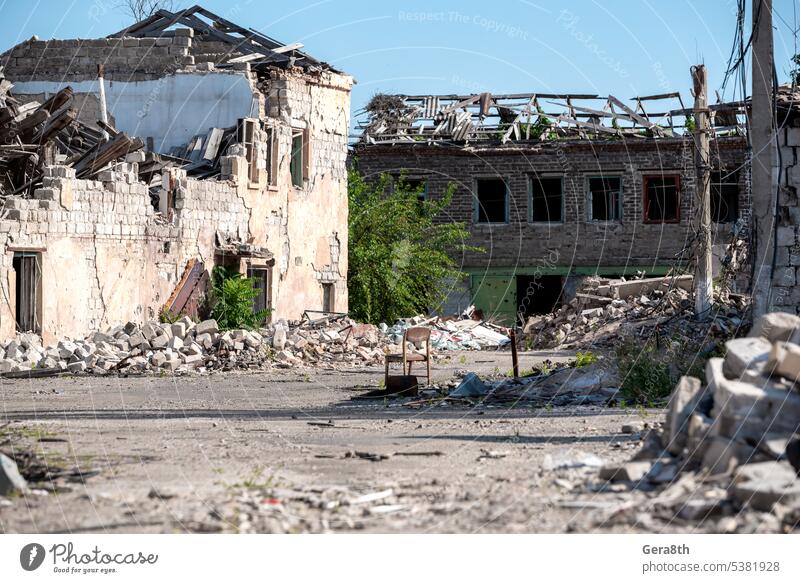 destroyed houses in an abandoned city without people in Ukraine Donetsk Kherson Kyiv Lugansk Mariupol Russia Zaporozhye attack bakhmut blown up bombardment