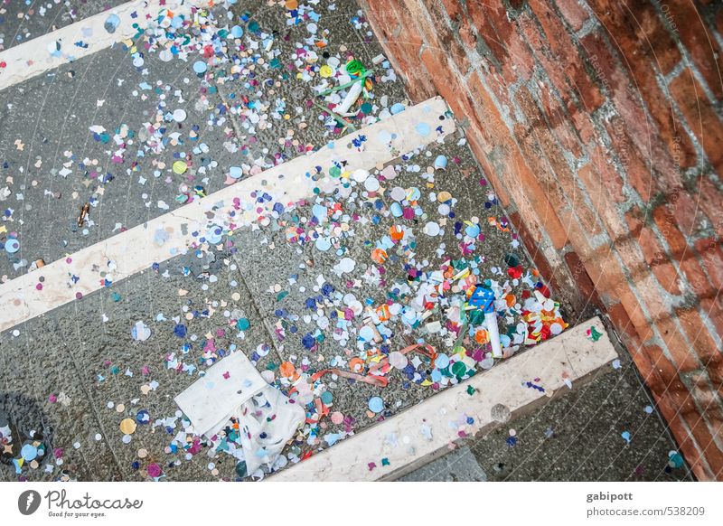 Points win | clearly more points than stars Wall (barrier) Wall (building) Street Sidewalk Friendliness Happiness Funny Multicoloured Happy