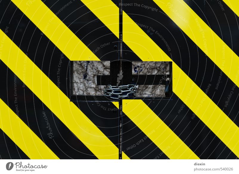 ¡No pasarán! Construction site Gate Chain Chain link Metal Signage Warning sign Stripe Firm Town Yellow Black Protection Attachment Closed Flashy Warning colour