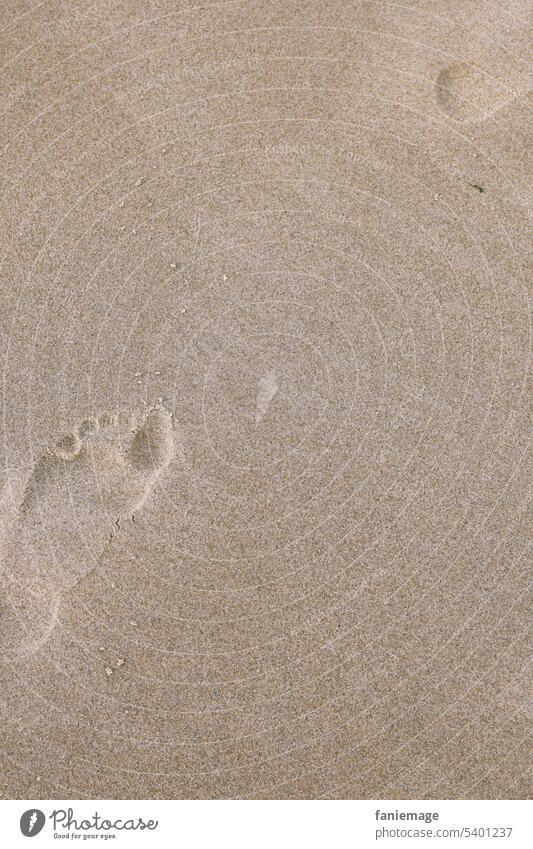 Spuren im Sand Fußstapfen Abdruck Strand Sommer Gefühl Sandkörner Laufen Gehen Sommerlich Sommerurlaub Barfußpfad
