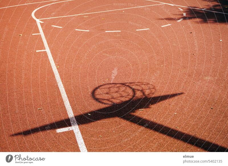 Shadow of a basketball hoop on the court / basketball Basketball Playing field Basketball court Basketball basket Outdoor Sports sports floor Blog