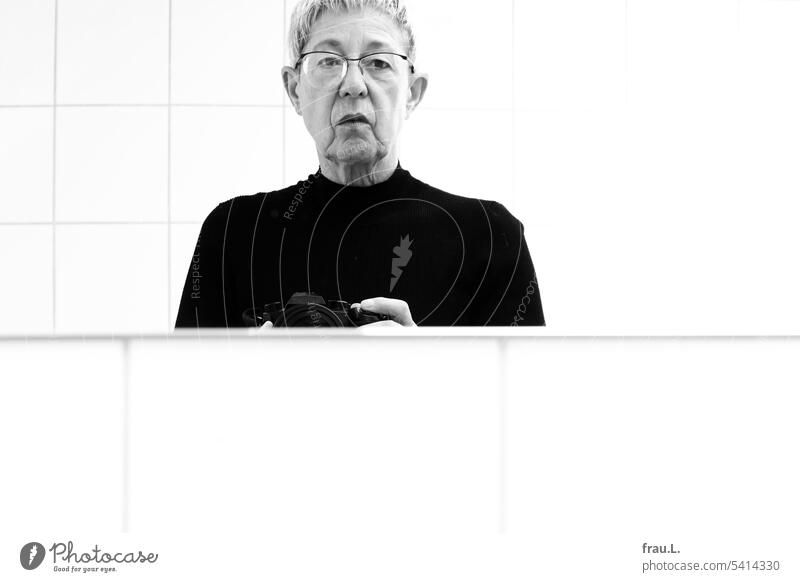 Visual disturbances Camera camera Bright tiles Mirror Adults Woman photographer Selfie bathroom portrait Face Old Sample glass Eyeglasses varifocals refraction