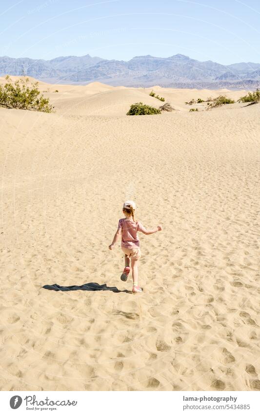 Mesquite Flat Sand Dunes Mesquite Flats Death valley Nationalpark Desert USA ardor Child Running Playing fun travel Trip vacation Adventure aridity run away