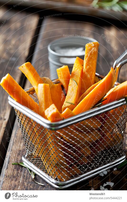 Sweet potato fries with rosmary in chip basket food and drink Nutrition Alimentation Food and Drinks fast food fastfood coarse vegetarian Vegetarian Food