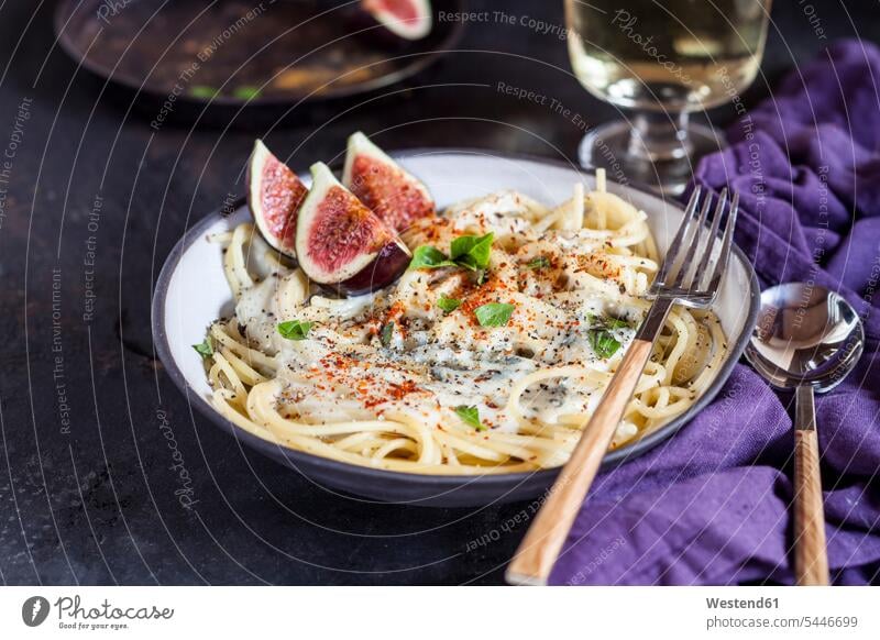 Spaghetti al gorgonzola, spaghetti with gorgonzola sauce, figs and white wine Plate dish dishes Plates prepared cloth clothes garnished healthy lifestyle
