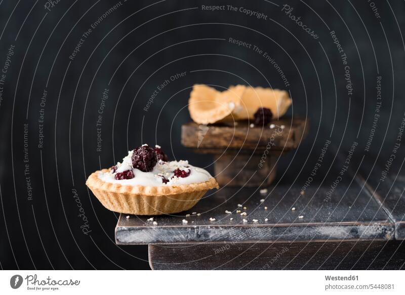 Tartlet with natural yoghurt filling, blackberries and popped amarant plain yoghurt popped amaranth puffed amarant puffed amaranth copy space amarathus