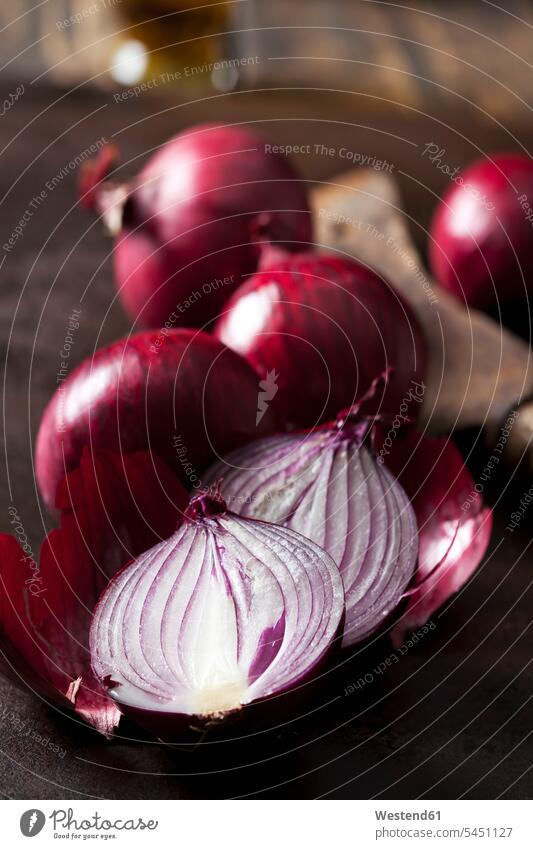 Whole and sliced red onions, close-up whole onion skin onion skins half halves halved gleaming copy space studio shot studio shots studio photograph
