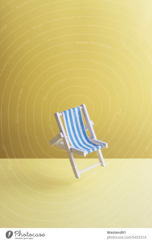 Single beach chair hovering in the air in front of yellow ground, 3D Rendering 3D-Rendering Light copy space shadow shadows Shades exhilaration elation cheerful